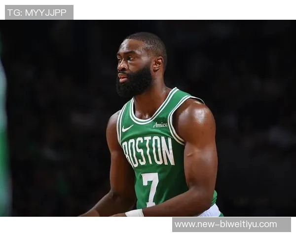 杰伦布朗分享全队胜利喜悦强调持续学习与进步的重要性